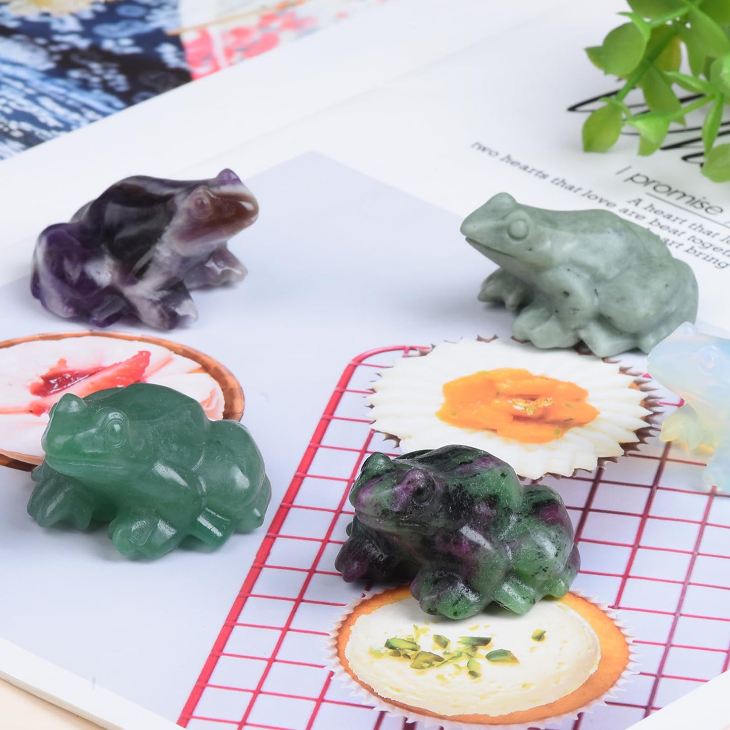 QLRSUXN 2 Inch Fluorite Frog Crystal Figurine,Frog Gifts Healing Crystal Decor,Frog Garden Statue Stone Energy Gemstones, in Bedroom Office Christmas Meditation Gifts Aquarium Decoration