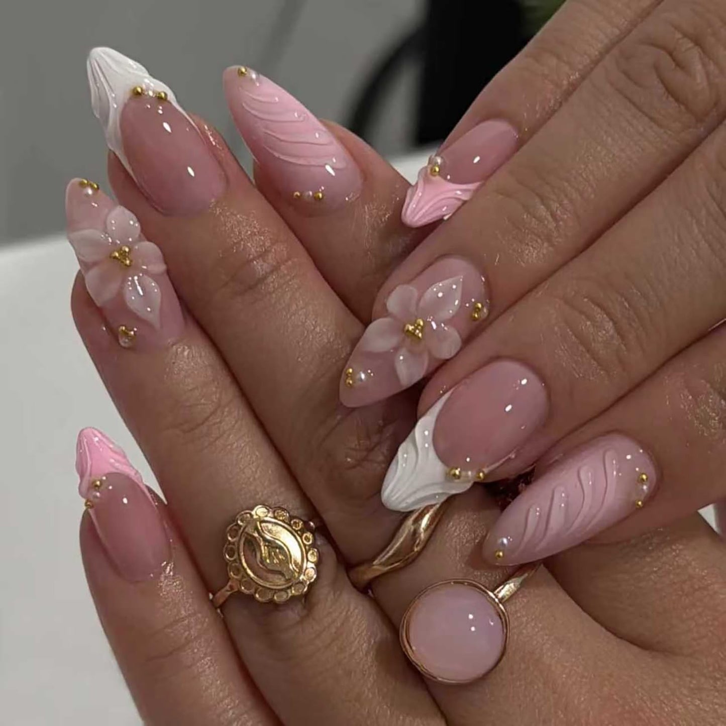 24Pcs French Tip Press On Nails Flower Medium Almond Fake Nails Gold Pearl Accessories Designs Pink Nails Press Ons Glossy Spring Summer Acrylic Nail For Women Manicure 24Pcs