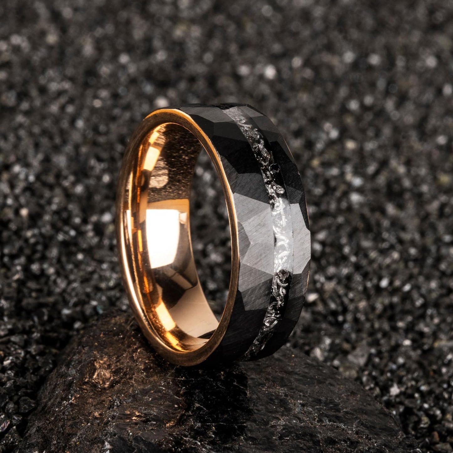 JEWPER 8mm Men Womens Wedding Band Tungsten Rings black rose gold Hammer pattern Fashion Promise Carbide Inlaid Iron Filings Matte Finish Edge Comfort Fit size(11)