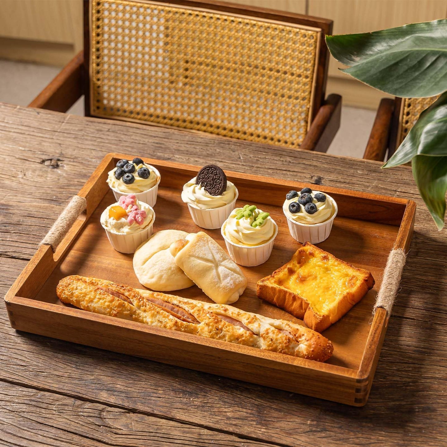 16.5 x 12 Inches Acacia Wood Serving Tray, Large Wooden Food Trays with Handles, Coffee Table Tray for Ottoman, Charcuterie, Parties, Eating, Snack, Decor, Outdoor Kitchen Counter Bandeja De Madera