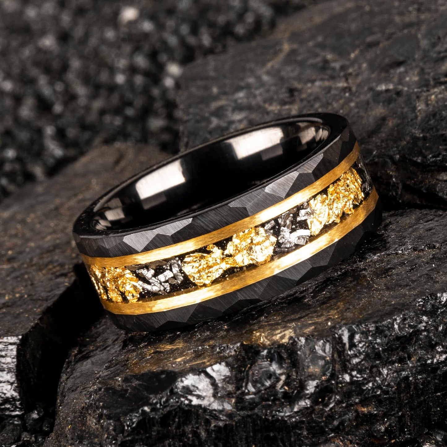 JEWPER 8mm Men Womens Wedding Band Tungsten Rings Gold Black Hammer pattern Fashion Promise Carbide Inlaid Gold Leaf Iron Filings Matte Finish Edge Comfort Fit size(7)