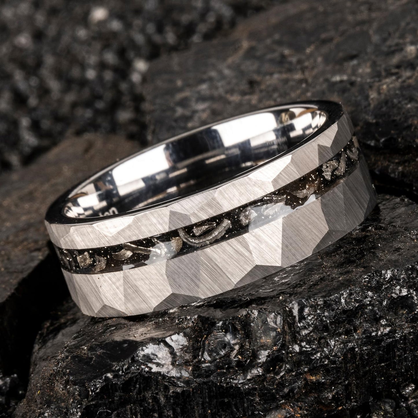 JEWPER 8mm Men Womens Wedding Band Tungsten Rings silver Hammer pattern Fashion Promise Carbide Inlaid Iron Filings Matte Finish Edge Comfort Fit size(7)